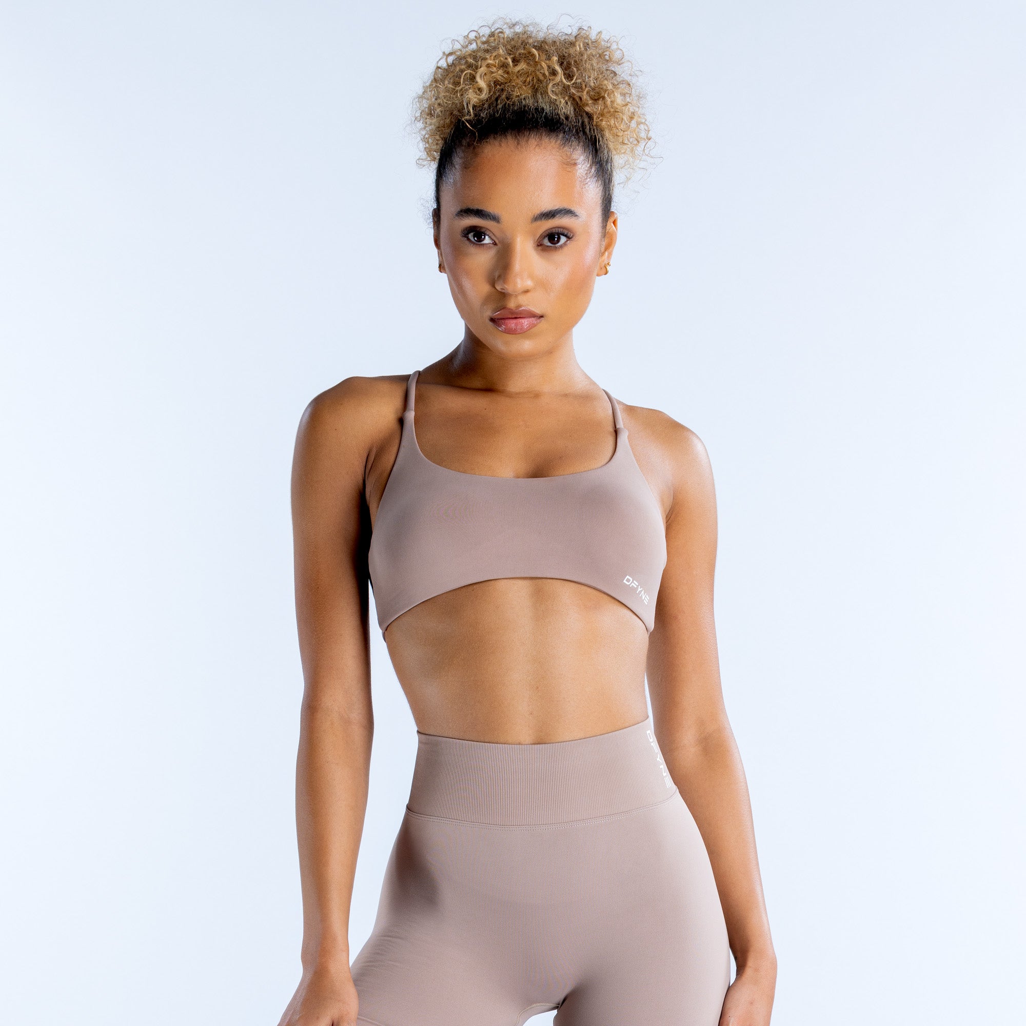 Sujetador Deportivo DFYNE Dynamic Twist Back Mujer Beige | 6480-ZENHM