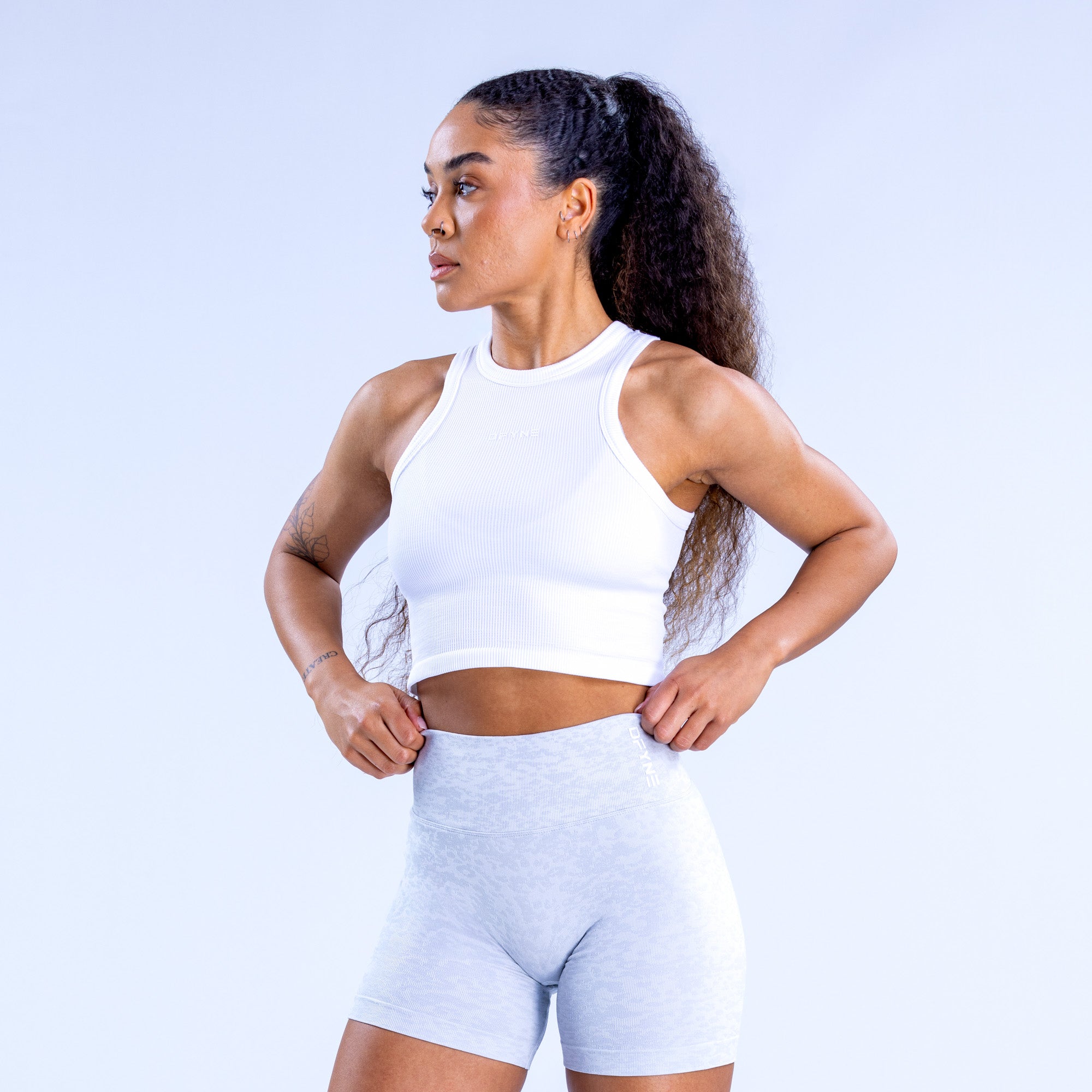 Top DFYNE Revive Racer Mujer Blancas | 4051-GQBWS